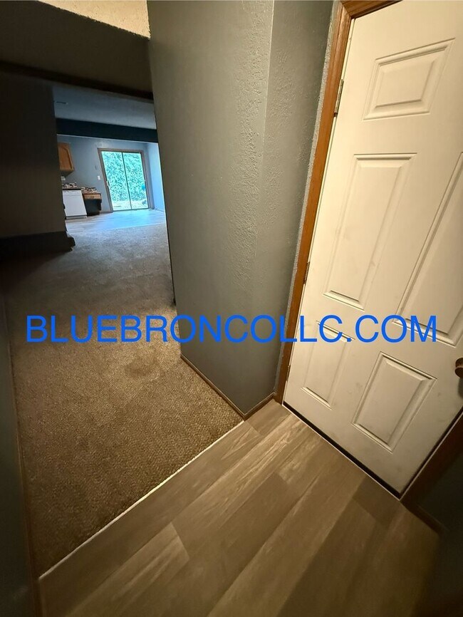 Foto del edificio - New flooring and fresh paint in this spaci...