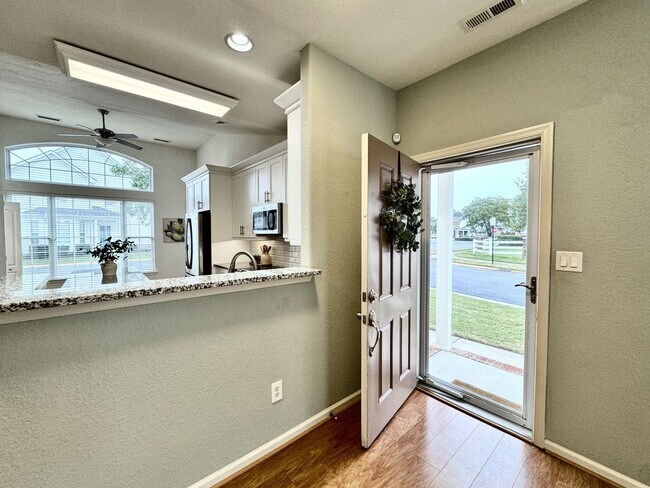 Foto del edificio - READY NOW!! End-Unit Loft-Style Condo w/1s...