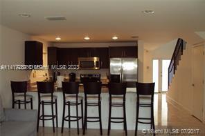 Foto del edificio - 527 NE 69th St