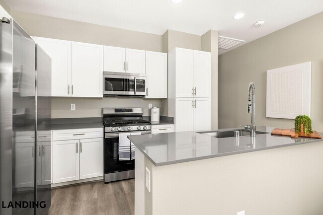 Building Photo - 2705 N Rancho Dr