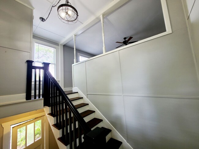 Foto del edificio - Remodeled 1 Bed, 1 Bath 4-Plex Craftsman A...