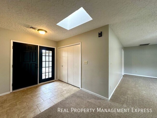 Foto del edificio - 5 Bedroom 4 Bath Home Blending Luxury and ...