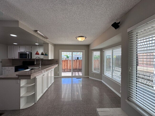 Foto del edificio - THIS is YOUR home, stunning 4/2 w/ AC, near Foothills