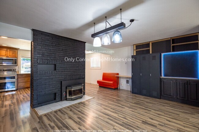 Building Photo - Light-Filled, Recently Updated Three Bedro...