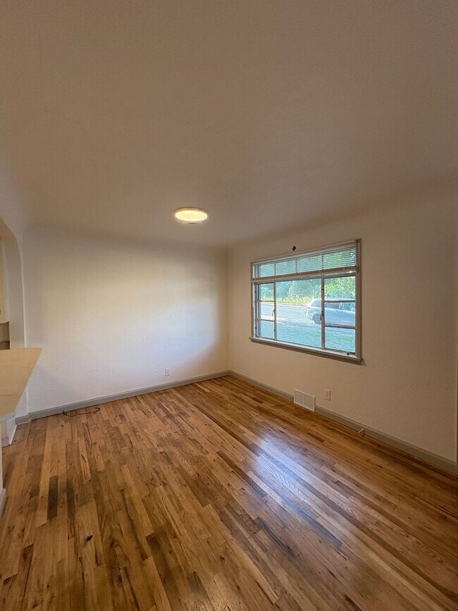 Building Photo - Newly Renovated 1 Bed 1 Bath Home