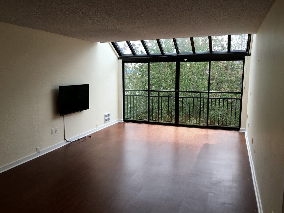 Living area - 275 W Roy St