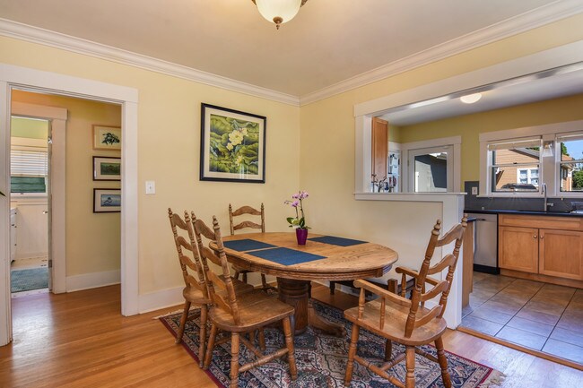 Dining area - 2534 30th Ave S