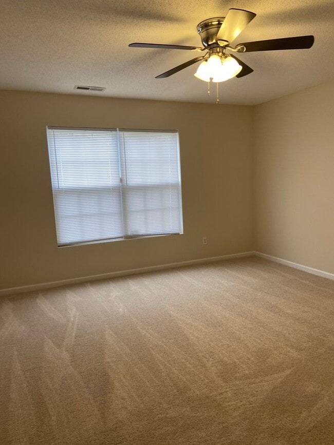 Foto del edificio - ~~~ Like New 4 Bedroom Townhome  ~~~