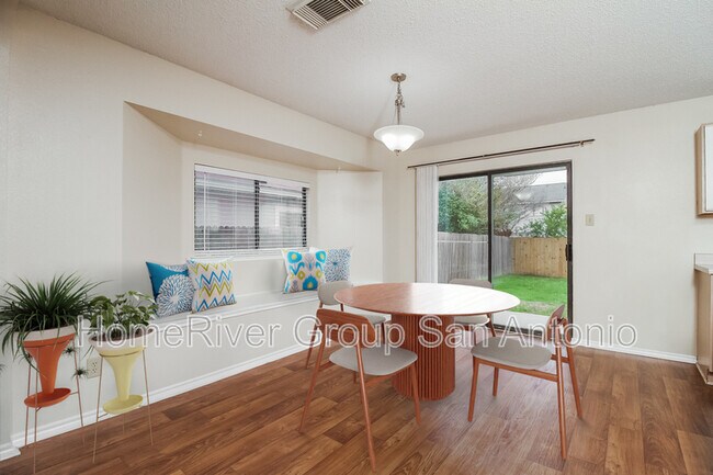 Foto del edificio - 8019 Chestnut Cedar Dr