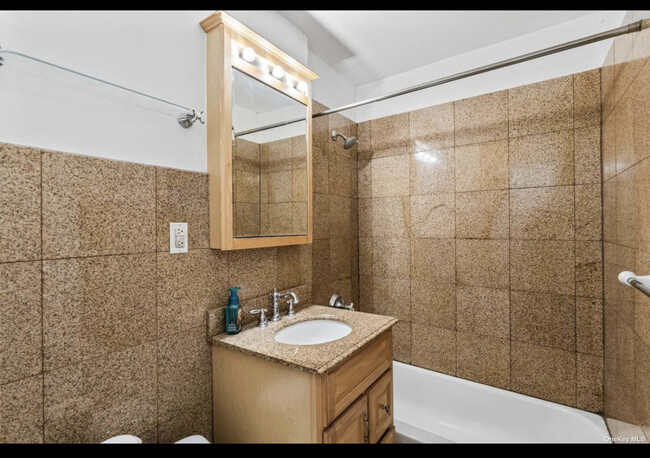 Foto del edificio - 4325 Douglaston Pky