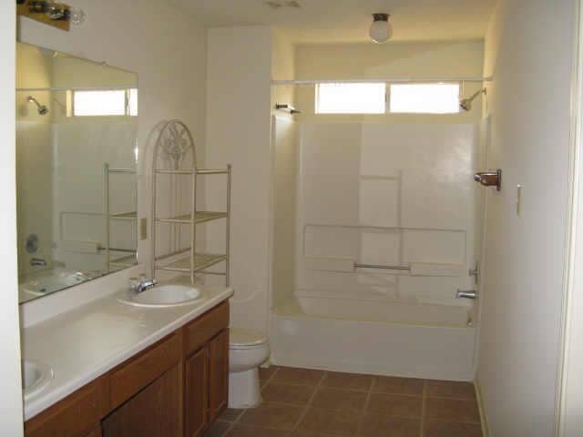 Building Photo - 954 Birnham Woods Blvd