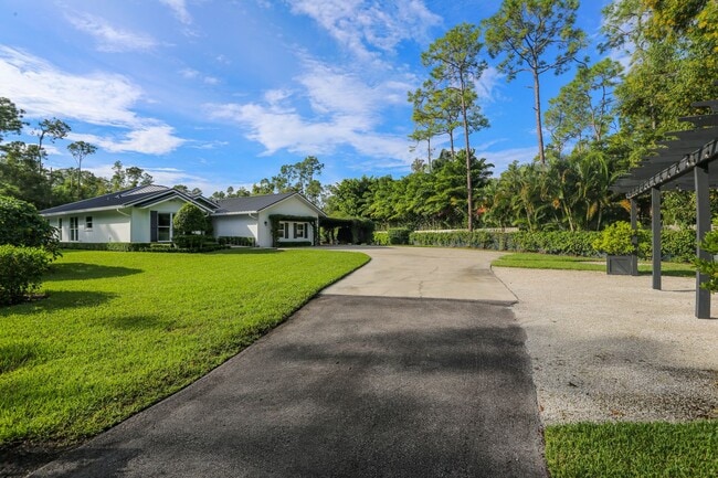 Building Photo - **STUNNING FURNISHED 5 BED\3 BATH PRIVATE ...