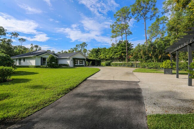 Foto del edificio - **STUNNING FURNISHED 5 BED\3 BATH PRIVATE ...