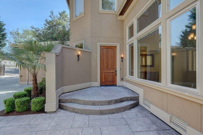 Foto del edificio - Stunning Mediterranean Oasis Minutes from Downtown Bellevue w/Lake Views!
