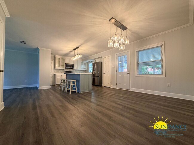 Building Photo - Fully Updated Interior 4-Bedroom Home in Destin!