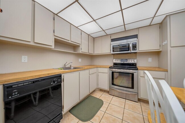 Foto del edificio - 801 Cypress Blvd