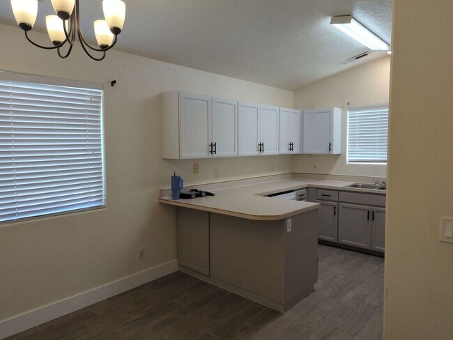Building Photo - Centrally Located 3 Bedroom Condo. Small D...