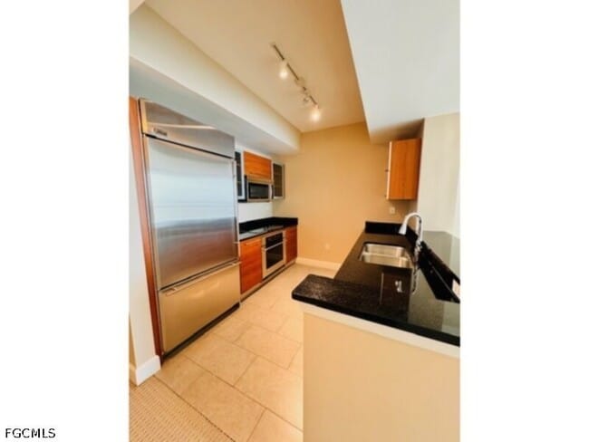 Building Photo - 3000 Oasis Grand Blvd