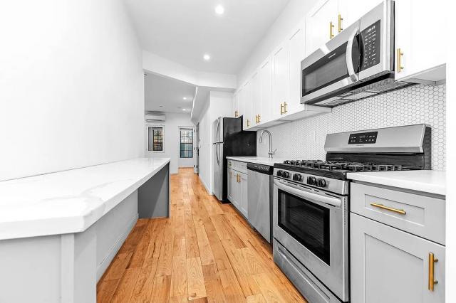 Foto del edificio - 3 bedroom in RIDGEWOOD NY 11385