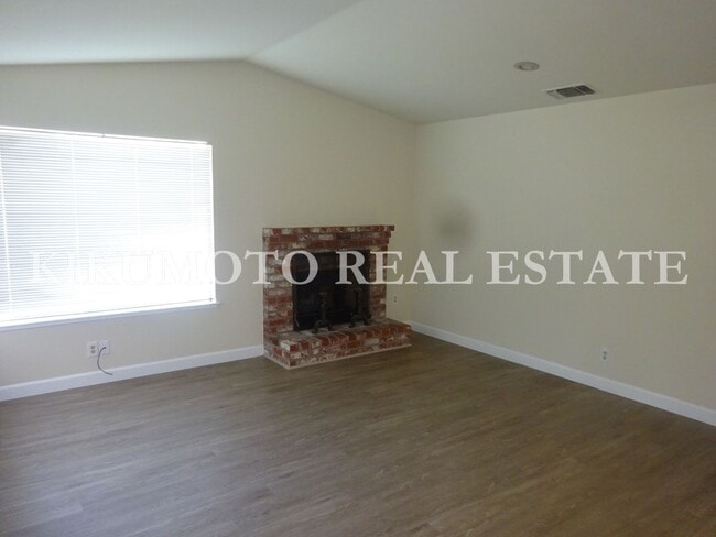 Building Photo - 2 bedroom, 2 bath, 2 car garage Half-plex ...