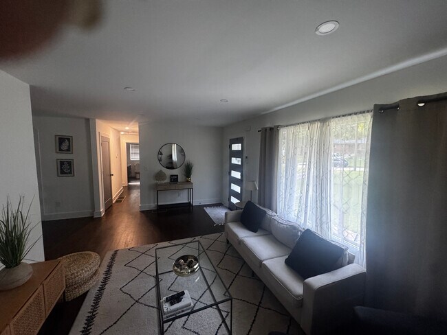Foto del edificio - Room in House on Pasadena Dr