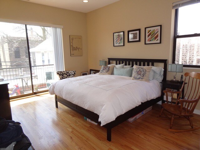 Foto del edificio - Available August 12th - 3 bed 2 bath Wicker Park