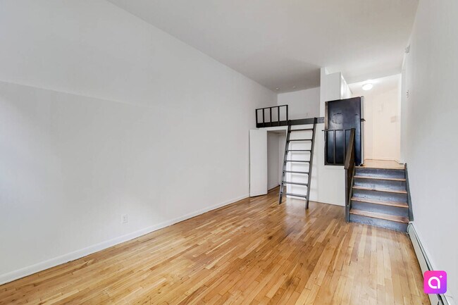 Building Photo - 402 E 83rd St