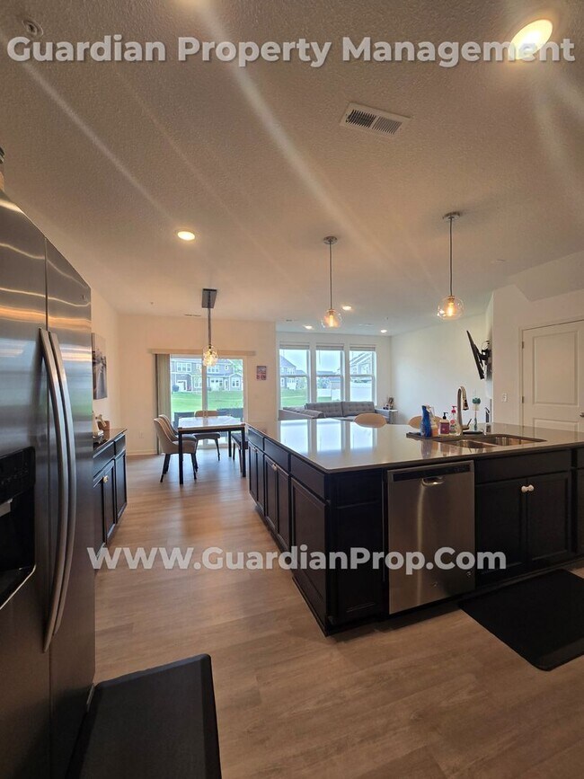 Foto del edificio - Lake Elmo Townhouse, Newer build, 2 Car Ga...