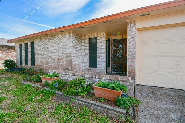 Foto del edificio - 9334 Golden Wood Ln