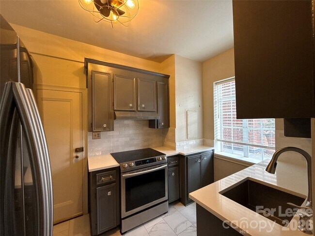 Foto del edificio - 301 W 10th St