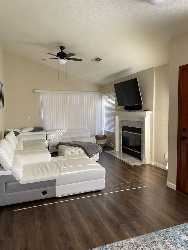 Foto del edificio - 3BR/2BA Single Story Home in Quiet Pleasanton Cul-de-Sac, hardwood floors. Near Top Schools!
