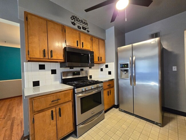 Building Photo - Spacious home with parklike back yard!