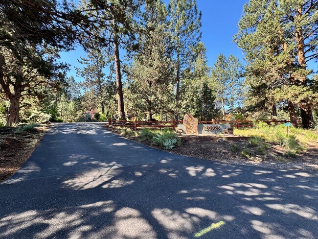 Building Photo - FOR RENT: FURNISHED LONG-TERM EXTREMELY COZY, PRIVATE & COMFORTABLE BEND HOME WITH MAINTAINED HUG...
