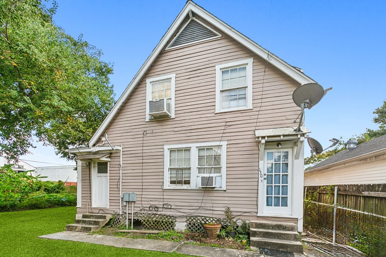 Primary Photo - 130 S Hennessey St