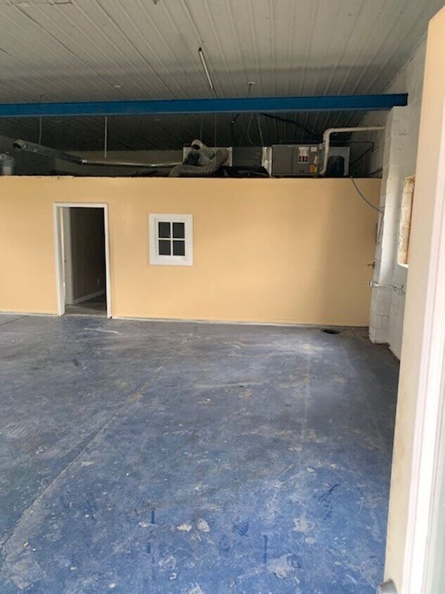 Two bedroom with oversize attached garage - Two bedroom with oversize attached garage