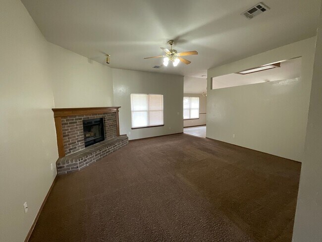 Building Photo - 4 bed, 2 bath, brick, gas stove, dishwashe...