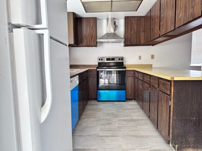 Building Photo - Upstairs unit, 2 bedrooms, 2 bathrooms, ne...