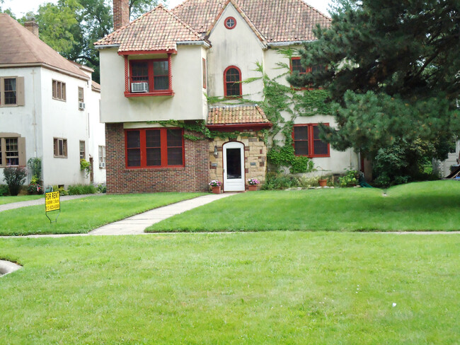 Building Photo - 205 W Minnehaha Pky