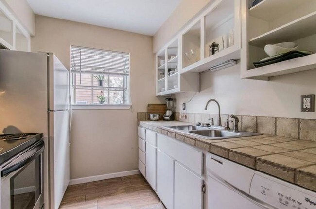 Foto del edificio - 6903 Deatonhill Dr