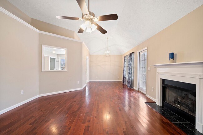 Foto del edificio - 700 Creek Landing Cir