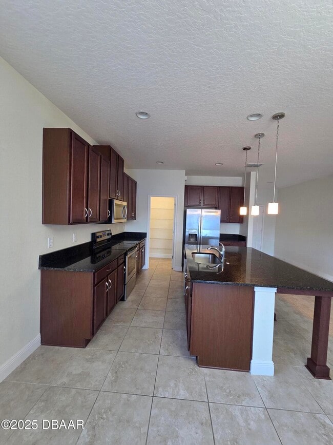 Foto del edificio - 5435 Estero Loop