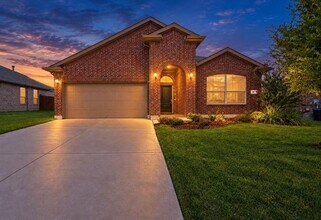 Building Photo - 560 Pendennis Dr