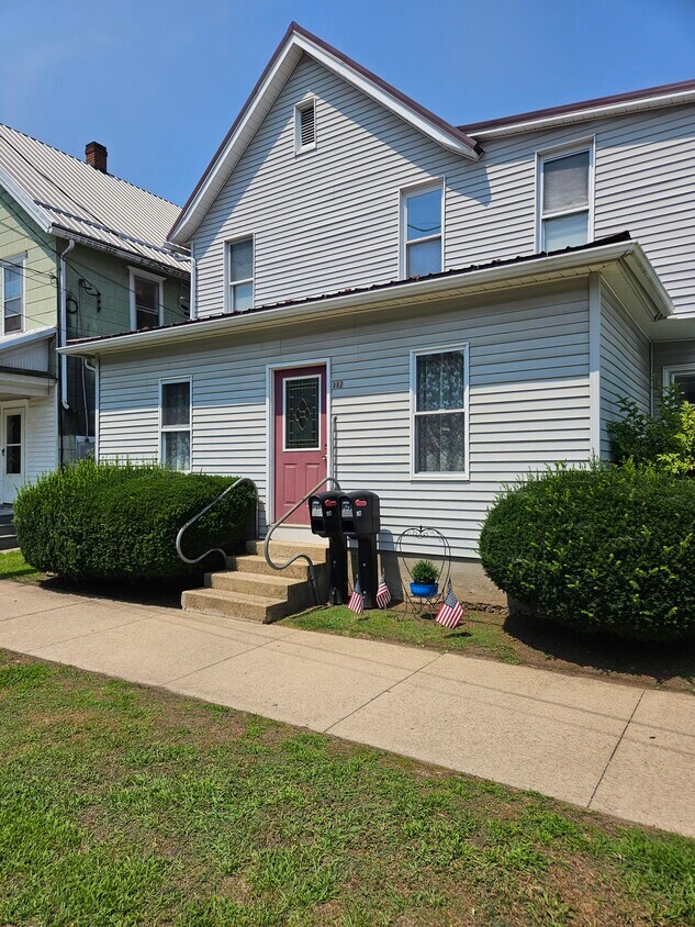 117 E 8th St Puerta principal - 117 E 8th St