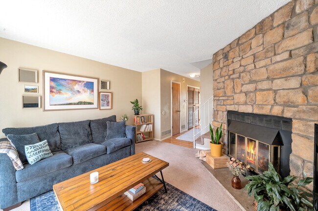 Foto del edificio - Charming 2 beds 2.5 baths in Aurora with a move-in special of 50% off first month's rent!!