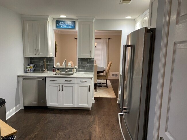 Building Photo - 264 Riveredge Dr
