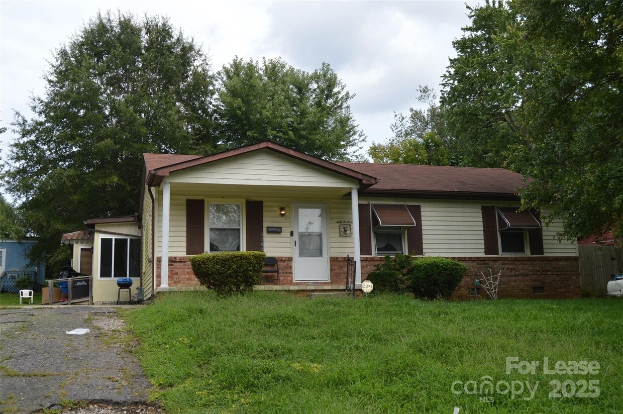 Primary Photo - 1203 Rolling Ln