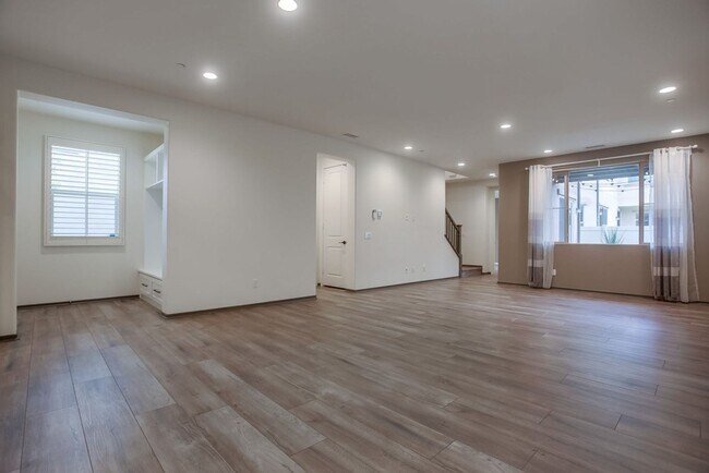 Building Photo - 5 Bedroom Home in Rancho Tesoro!