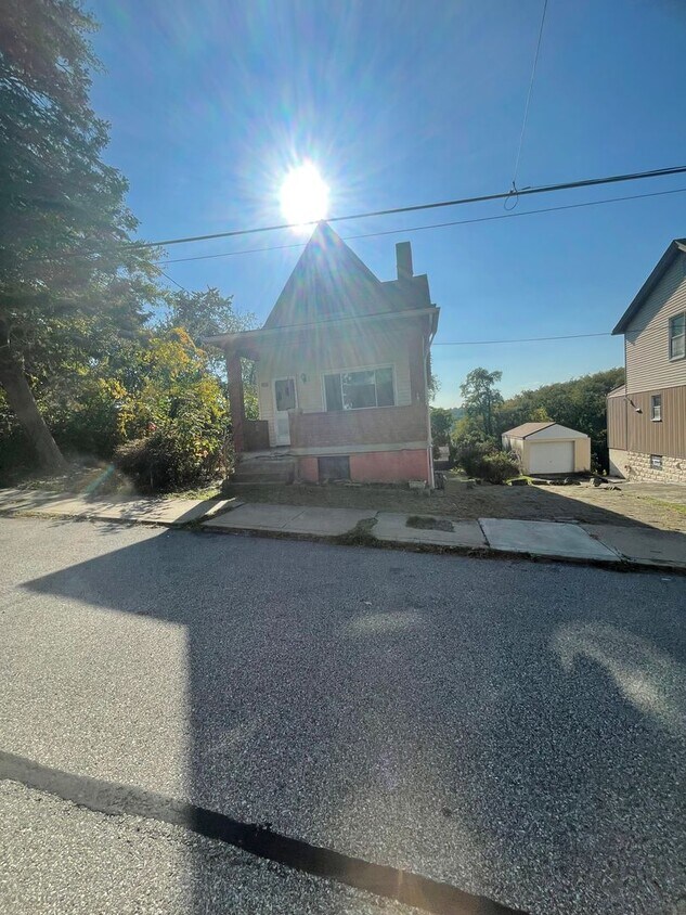 Foto principal - 3 Bed 1 Bath- Pittsburgh PA