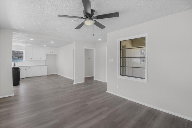 Foto del edificio - 7418 Wiley Rd