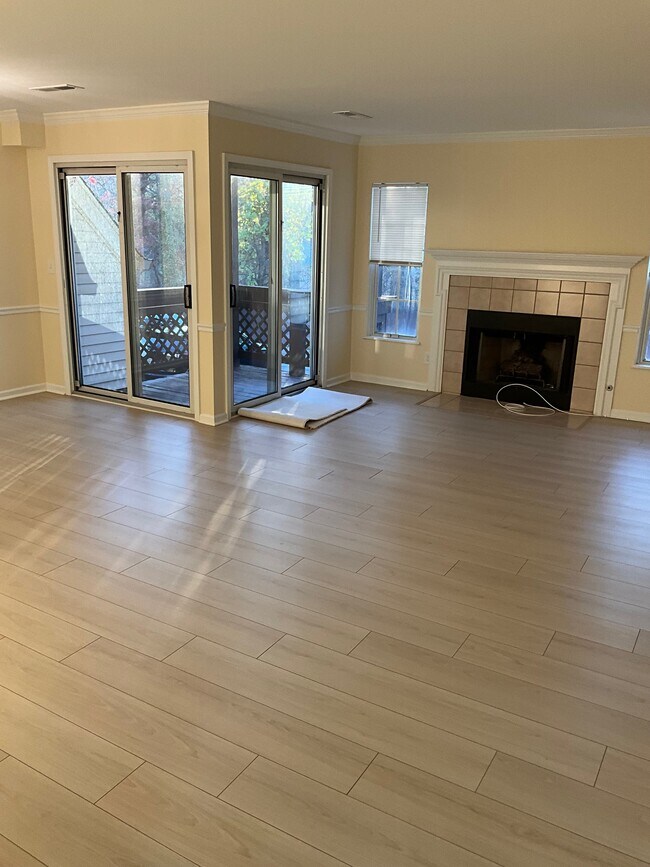 Foto del edificio - 1300 Cedarwood Dr